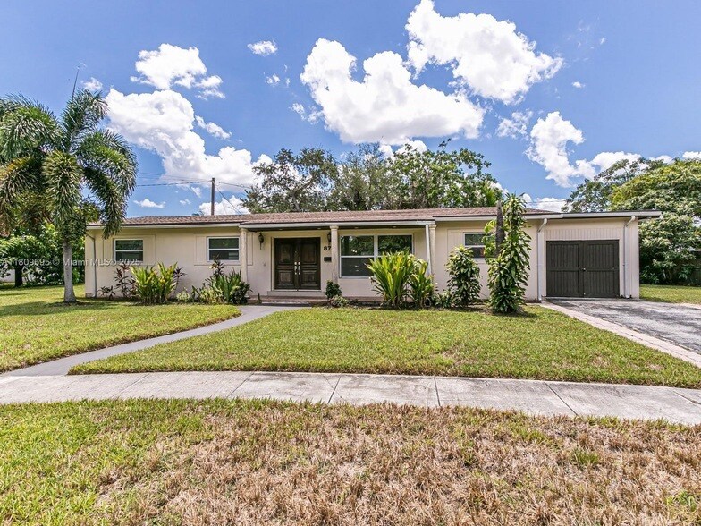 Foto principal - 870 NE 182nd St