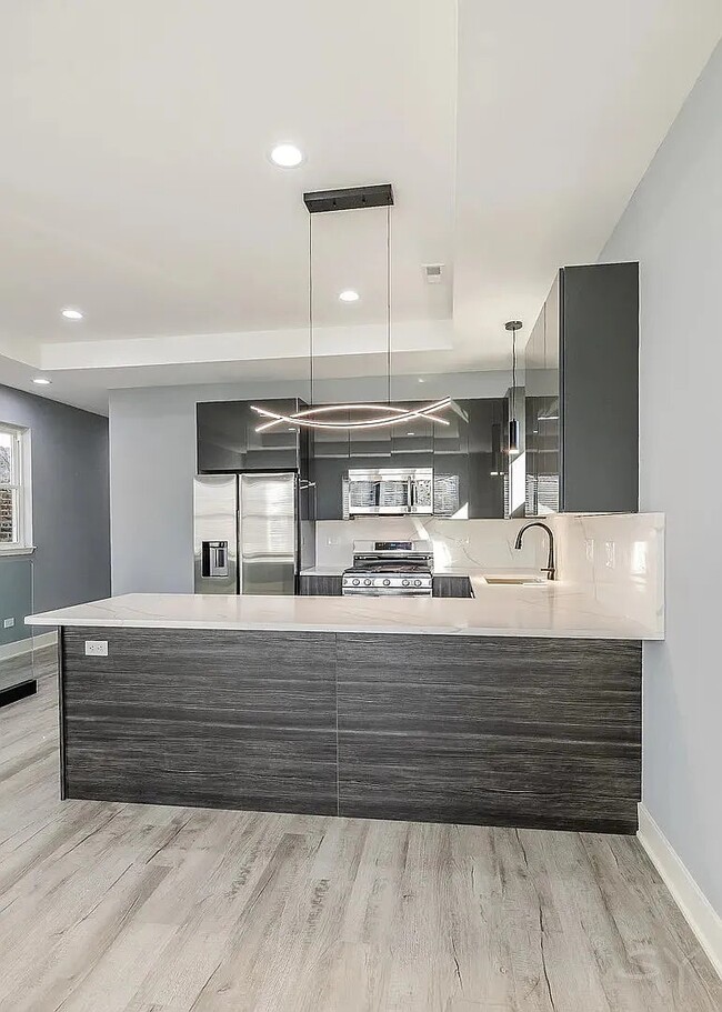 Building Photo - 2712 W 24th Pl