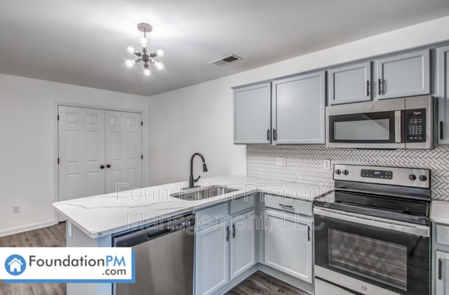 Building Photo - 484 High Point Terrace