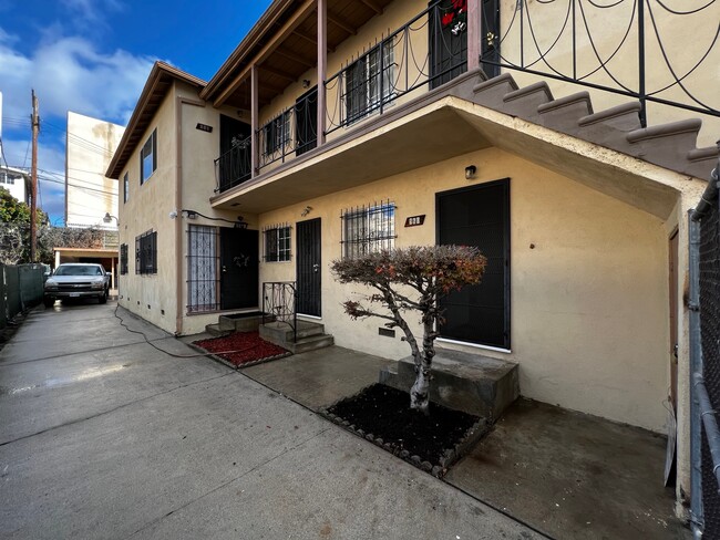 962 1/2- unidad trasera superior - 960 S Catalina St