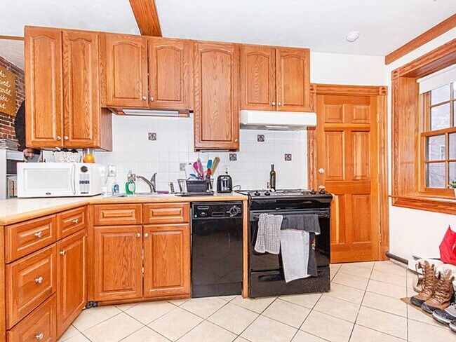 Foto del edificio - No Brokers Fee, No Security Deposit, Heat, Hot Water Included