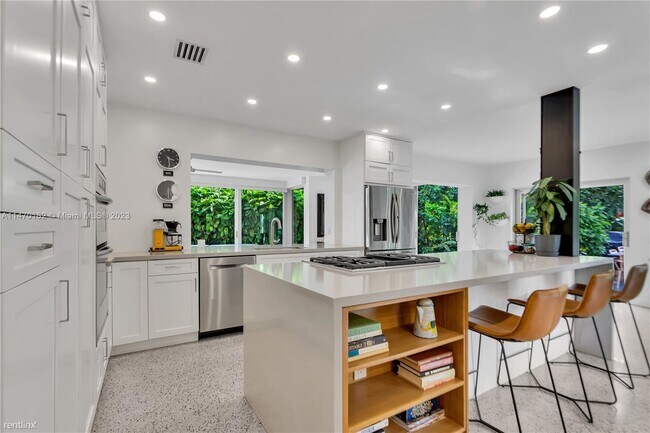 Building Photo - 3 br, 3 bath House - 8205 SW 63rd Pl