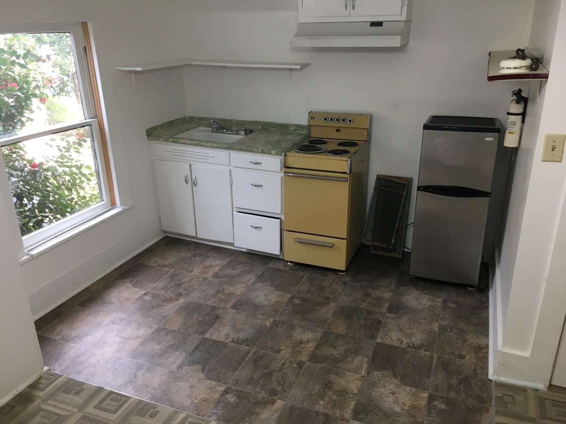 Kitchen - 170 E 12th Ave