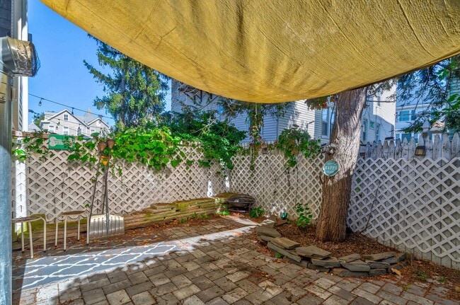 Building Photo - 232 Pearsall Ave