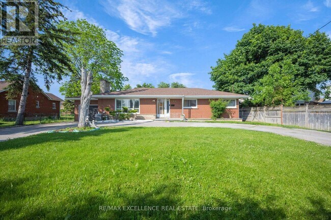 Photo du bâtiment - 166 McLaughlin Rd S