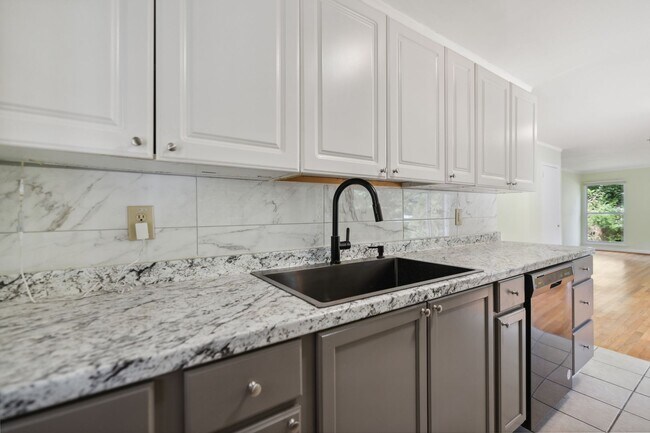 Foto del edificio - Sunny mid-century close to everything with...