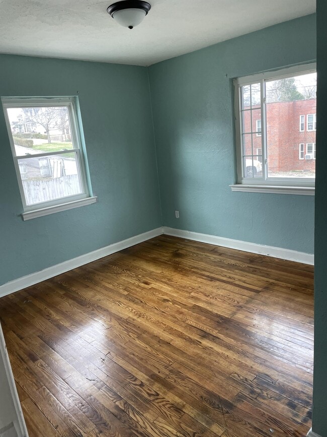 Building Photo - 404 Linden Cir