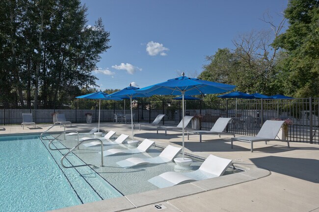 Piscina - Zona de bronceado con plataforma para tomar el sol - Enclave Apartments