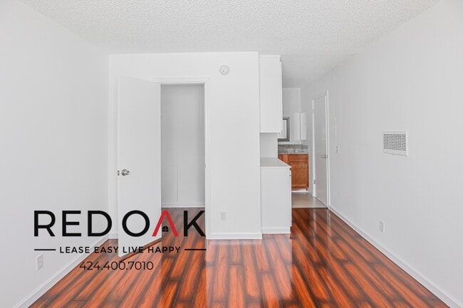 Building Photo - Wonderful Completely Remodeled Spacious On...