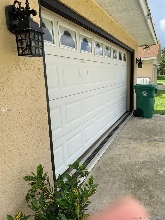 Primary Photo - 2125 SE Floresta Dr