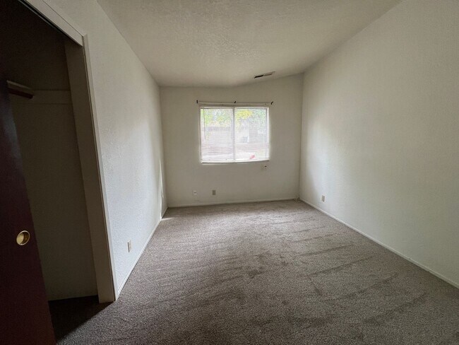 Building Photo - 928