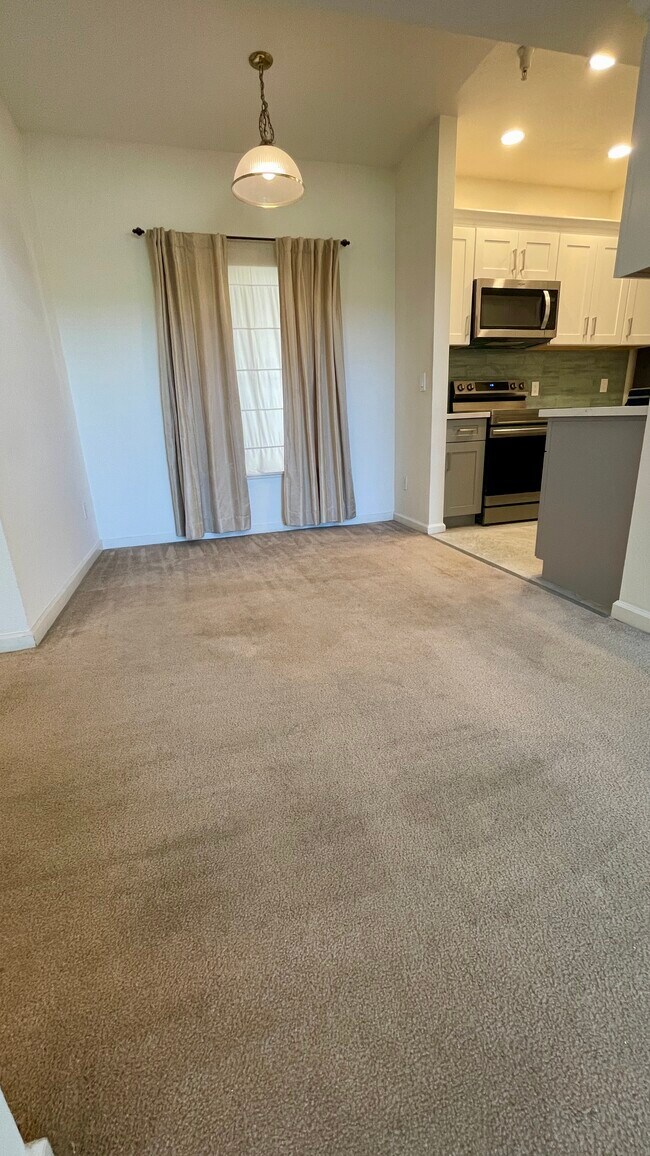 Foto del edificio - 2255 Showers Dr