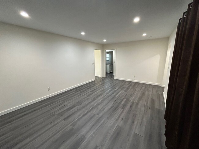 Building Photo - Completely Updated 2 bedroom 1 bath home w...