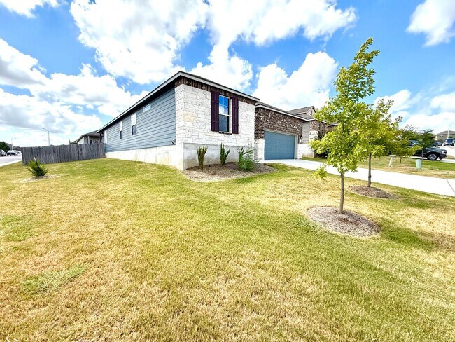 Foto del edificio - **APPLICATION RECEIVED** AVAILABLE NOW! Mo...