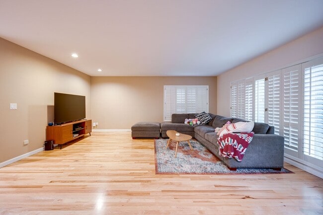 Building Photo - Luxury Rental: Chef’s Kitchen, Hot Tub & Room to Entertain