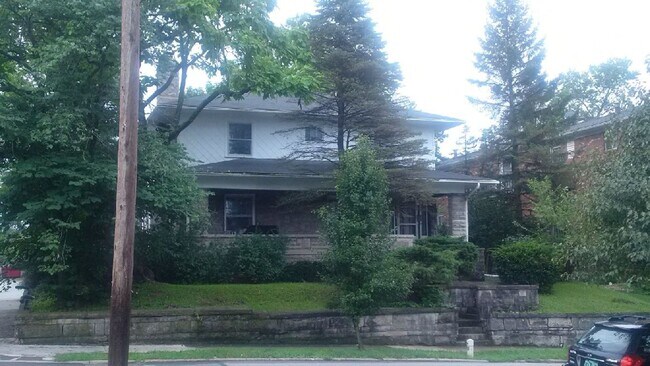 Building Photo - 324 E 2nd St