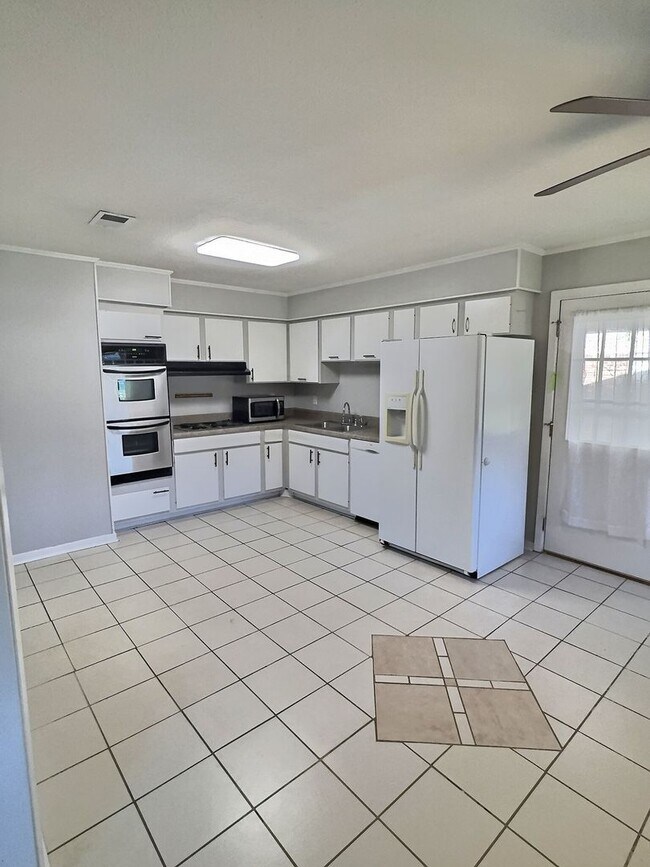 Building Photo - 3 Bedroom 1.5 Bathroom home in Ocean Springs School District