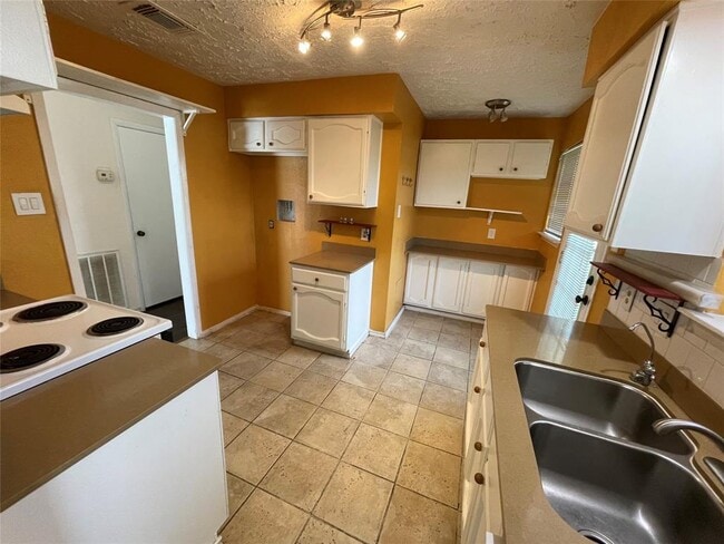 Building Photo - 607 Derbyshire Dr