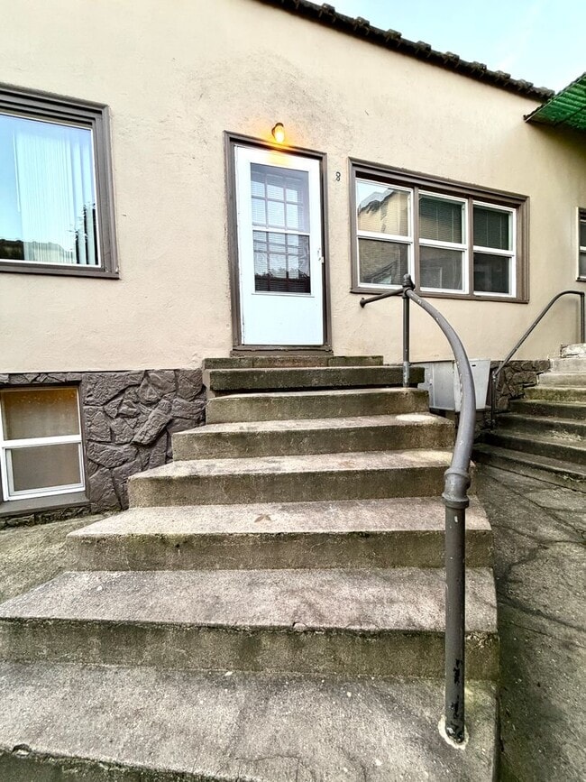 Building Photo - Live in the Heart of Portland’s Buckman Neighborhood — Fur Babies Welcome~ Onsite Laundry