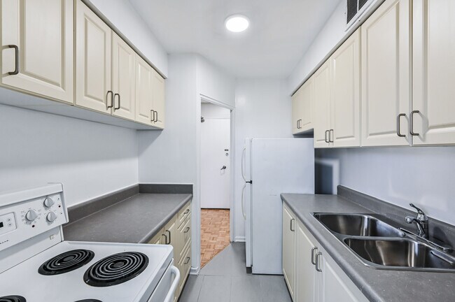 Building Photo - Davisville Tower