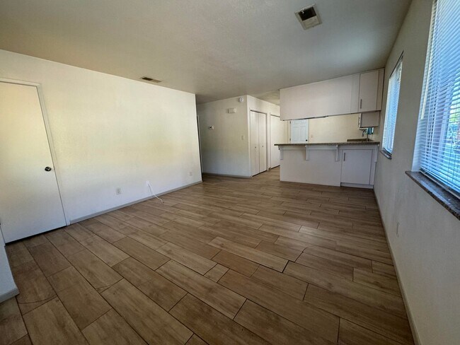 Building Photo - 2 bedrooms, 1 bath Duplex with garage and ...