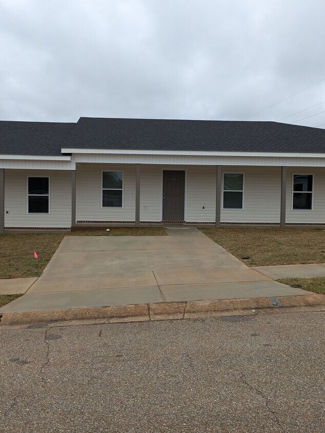 Foto principal - 210 Charleston Dr