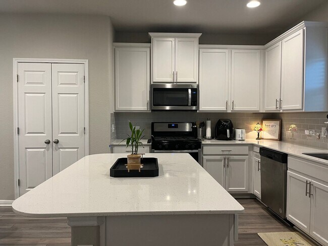 Building Photo - $3,550 - 4 Bed  / 3.5 Bath  New Build Sing...