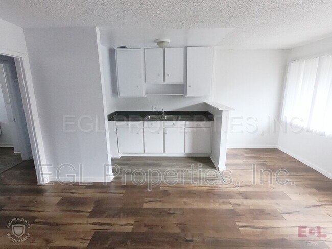Building Photo - 3943 La Rica Ave