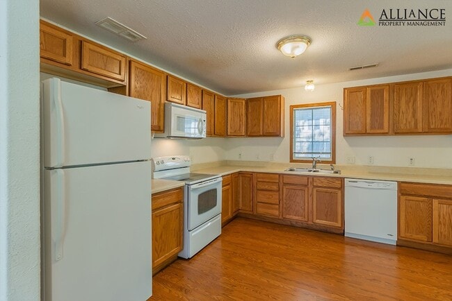 Building Photo - All appliances included, washer/dryer hookups!