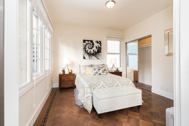 Interior Photo - 324 Larkin