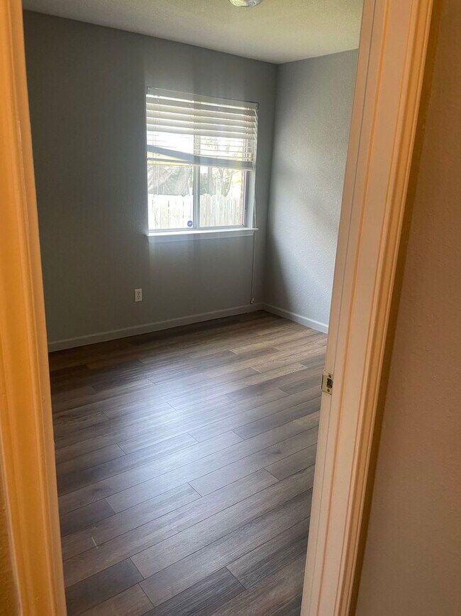 Foto del edificio - 4 bedroom 2 bathroom house!