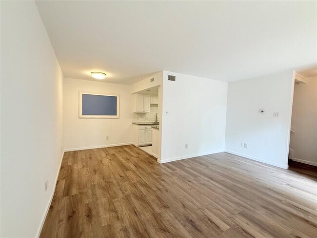 Foto del edificio - 2124 Burton Dr