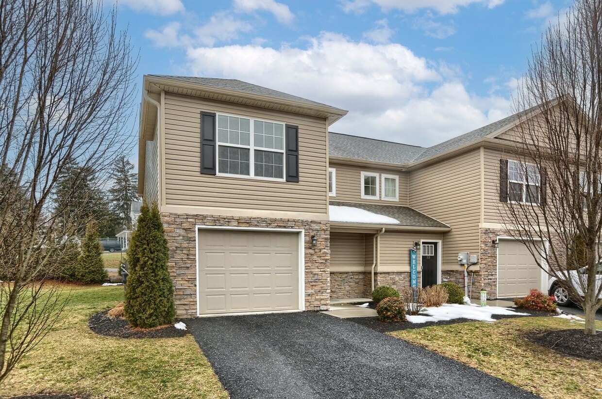 Foto principal - 3 bedroom townhome