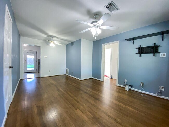 Building Photo - 10535 Seaford Dr
