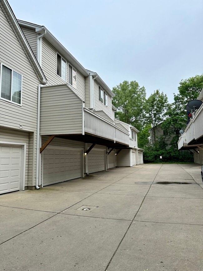 Building Photo - 247 W Whispering Oaks Ln