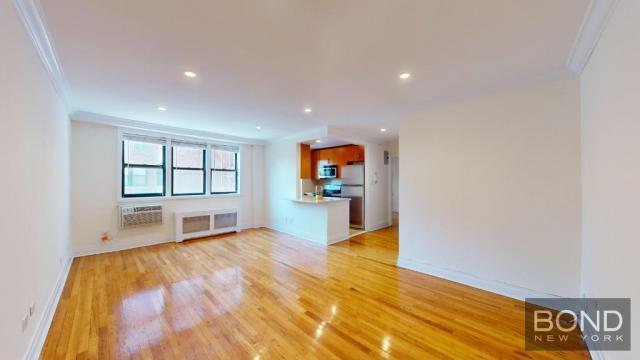 Foto principal - 1 bedroom in Jackson Heights NY 11372