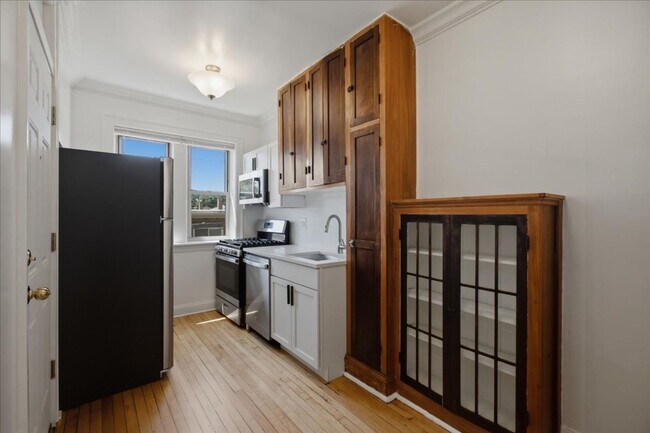 Building Photo - Large Studio in Andersonville