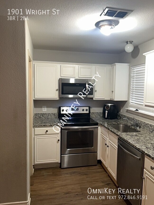 Building Photo - 1901 Wright St