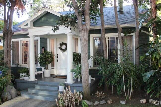 Building Photo - 1221 N Orange Grove Ave
