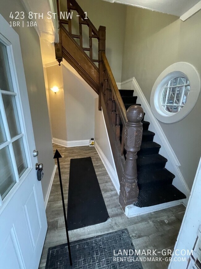 Foto del edificio - AVAILABLE NOW- Great location, open concep...
