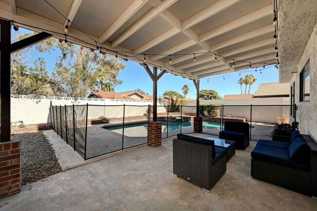 Foto del edificio - 4 bedroom fully furnished home with a pool!