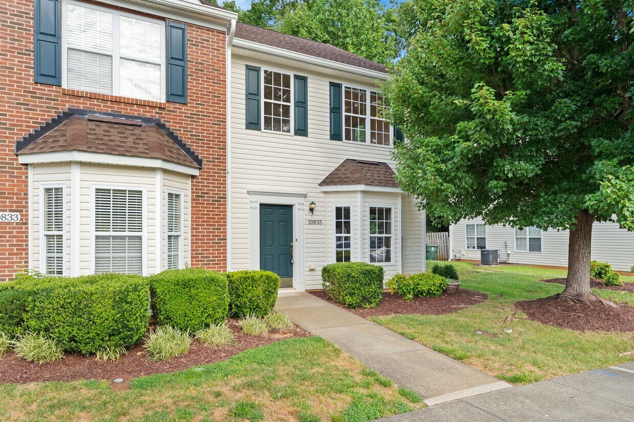 Foto principal - Recently updated end-unit townhome in Nort...