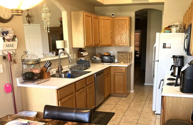 Foto del edificio - BEAUTIFUL CHANDLER HOME WITH LARGE YARD IN PRIME LOCATION