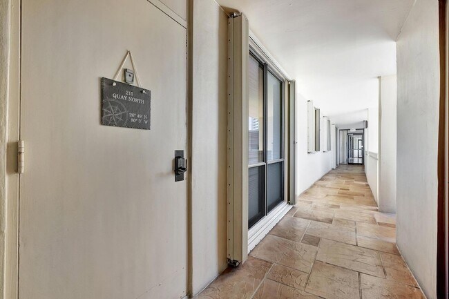 Foto del edificio - 134 Lakeshore Dr