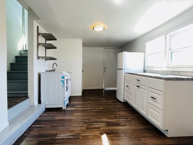 Building Photo - 415 16th St W