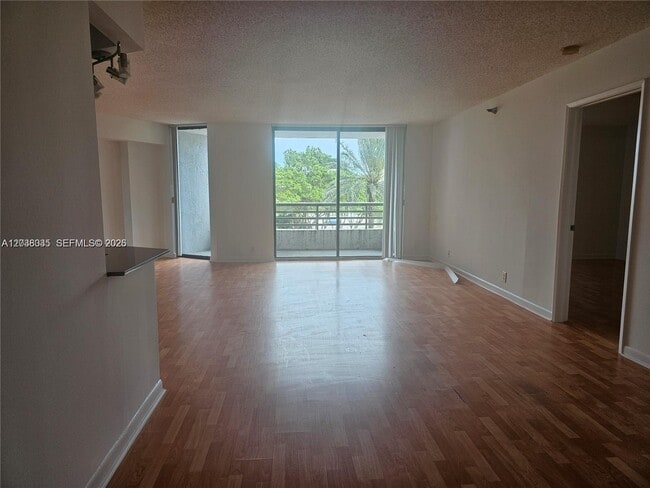 Foto del edificio - 3300 NE 191st St