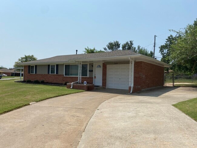 Building Photo - 2301 Mansfield Ave