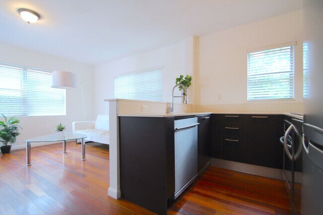 Building Photo - Beautiful garden unit with 1bed/1bath in t...