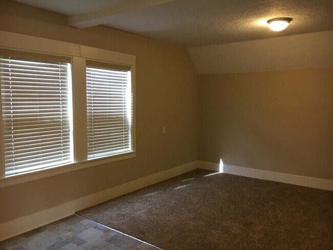 Living Room - 4743 N Albina Ave