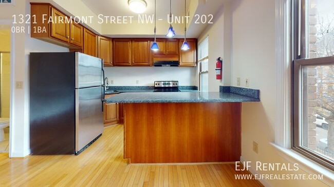 Foto del edificio - Sleek and Updated Studio Apartment W/Full ...